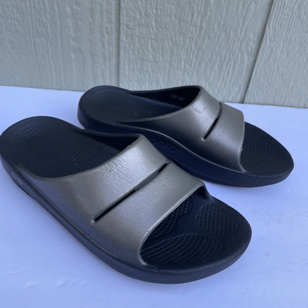 OOFOS OOAHH Luxe Slides US Size Mens 7 Womens 9 Gold Metallic Recovery Limited